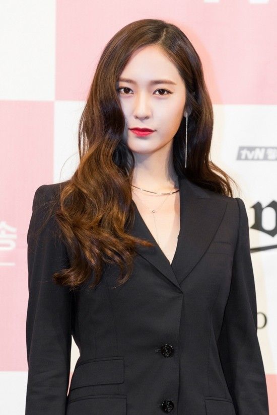 9-Female-Idols-Who-Looks-Attractive-and-Gorgeous-in-Suit-4