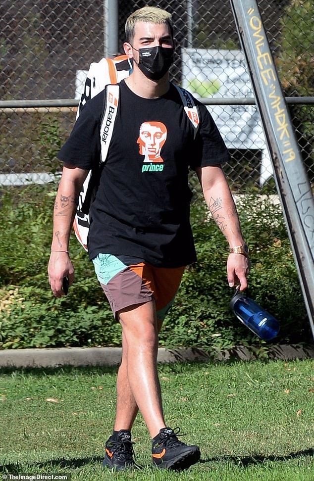 Joe-Jonas-Dons-Sporty-But-Chic-Vibe-For-Tennis-Meeting-With-Friends-1