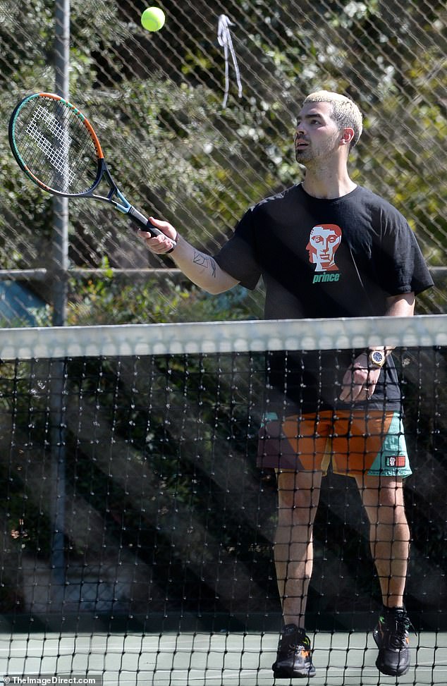 Joe-Jonas-Dons-Sporty-But-Chic-Vibe-For-Tennis-Meeting-With-Friends-2