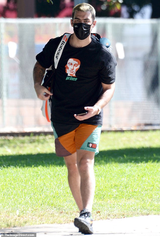 Joe-Jonas-Dons-Sporty-But-Chic-Vibe-For-Tennis-Meeting-With-Friends-3