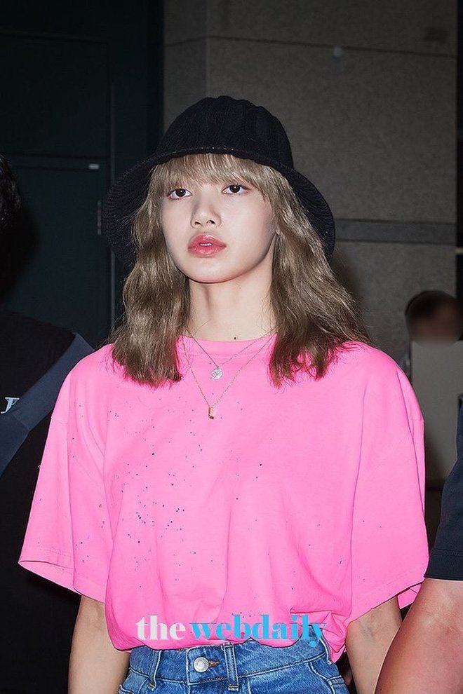 Only-BLACKPINK-Lisa-To-Pull-Off-Bizarre-Outfits-Perfectly-10