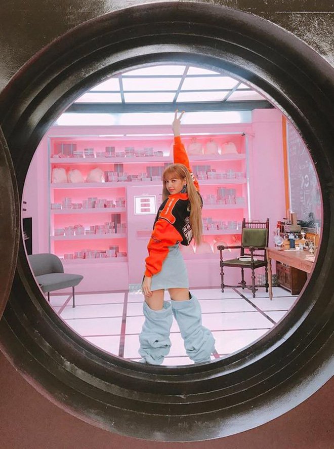 Only-BLACKPINK-Lisa-To-Pull-Off-Bizarre-Outfits-Perfectly-12