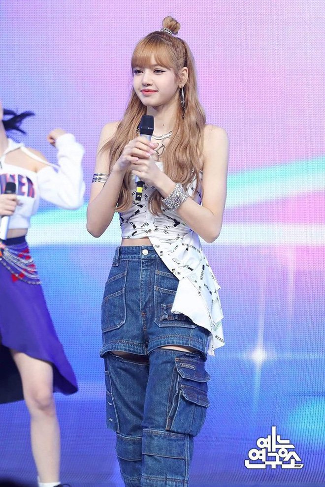 Only-BLACKPINK-Lisa-To-Pull-Off-Bizarre-Outfits-Perfectly-13