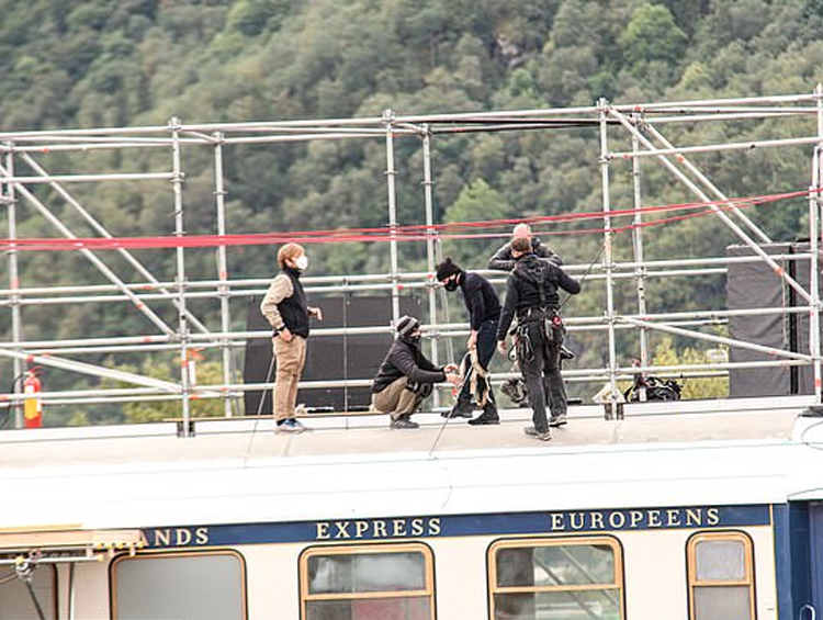 Tom-Cruise-practiced-action-scenes-of-Mission-Impossible-on-top-of-train-2