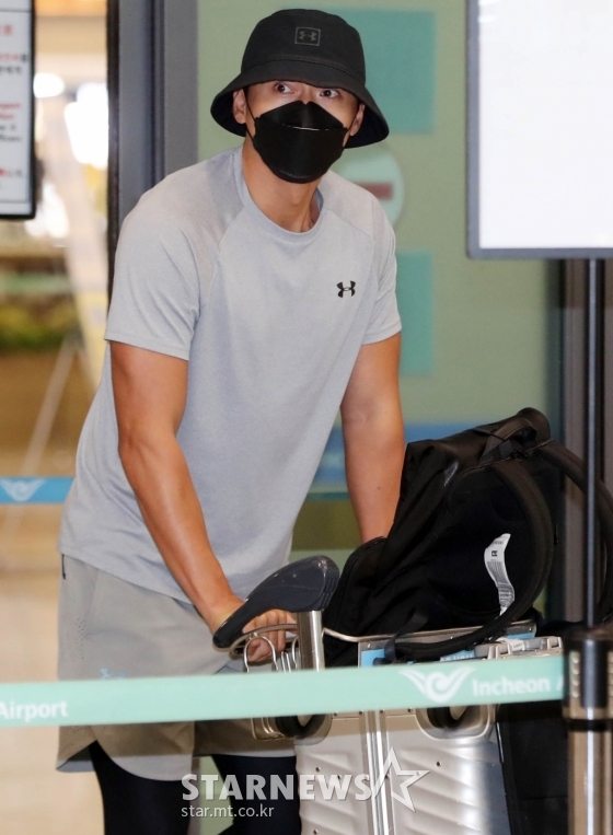 hyun-bin-looks-ripped-at-south-korea-airport-after-2-months-in-jordan-1