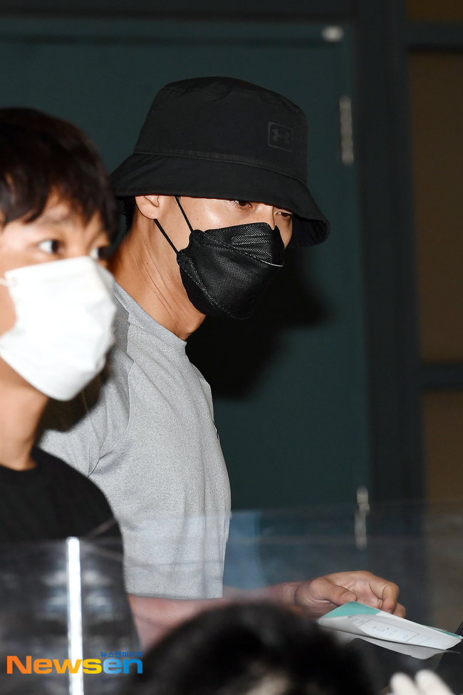 hyun-bin-looks-ripped-at-south-korea-airport-after-2-months-in-jordan-4