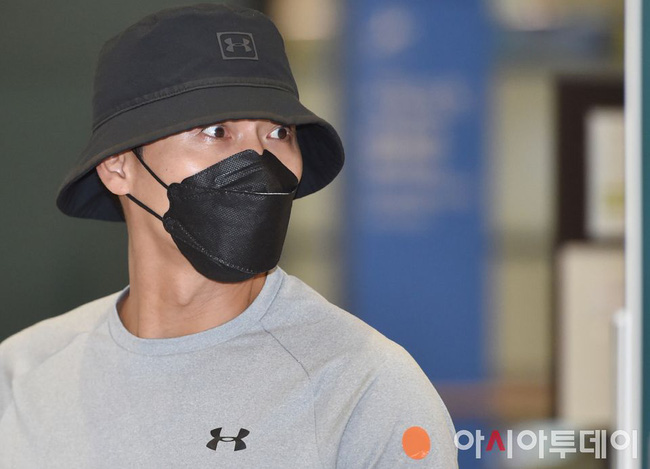 hyun-bin-looks-ripped-at-south-korea-airport-after-2-months-in-jordan-5
