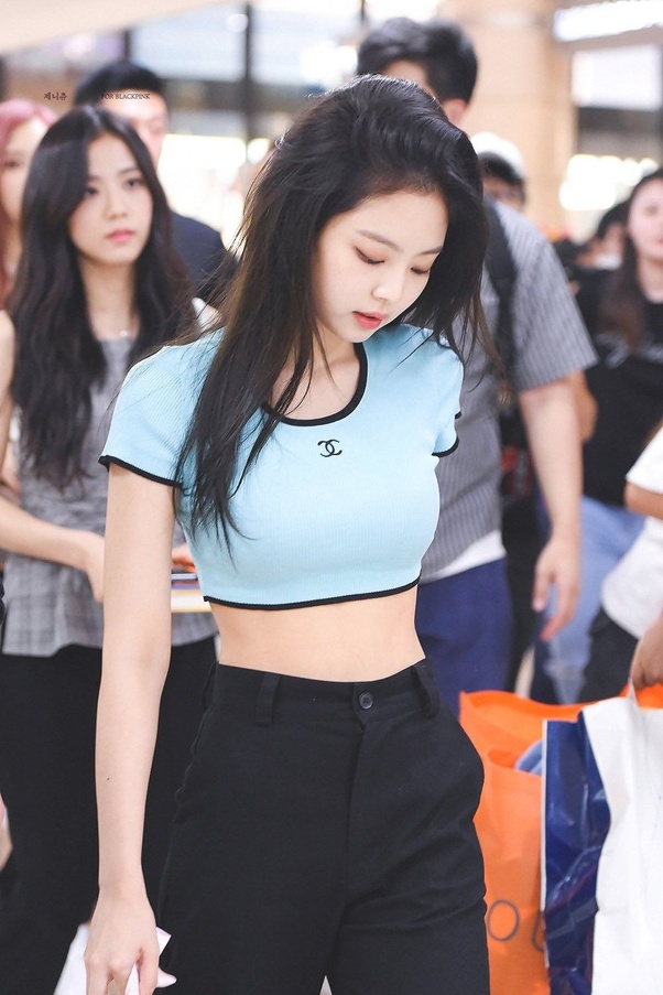 netizens-were-shocked-and-admired-by-jennie-thin-waist-6