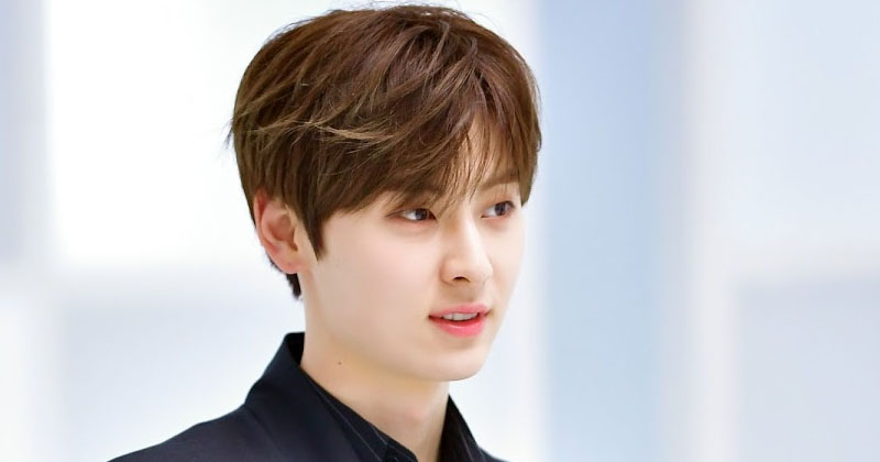 NU'EST Hwang Minhyun overcomes heat with mini handheld fans