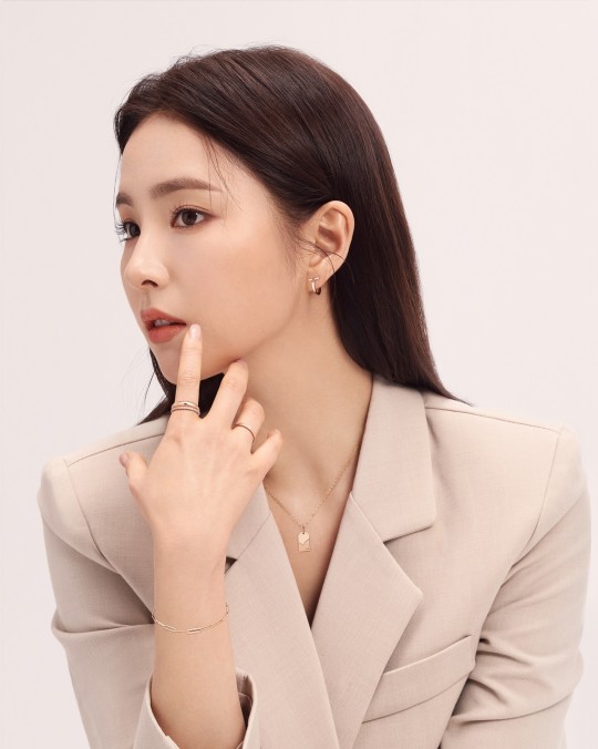 shin-se-kyung-elegant-mature-beauty-visual-1