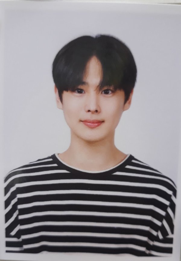 these-7-passport-photos-of-male-k-pop-idols-will-make-your-hearts-melt-3