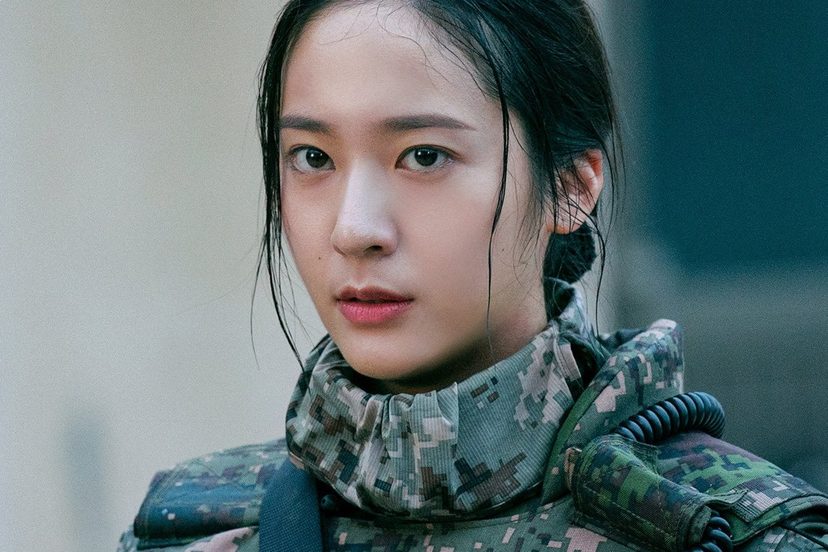 Jung Soo Jung shows off her pretty exploding in military uniform on 'Search'