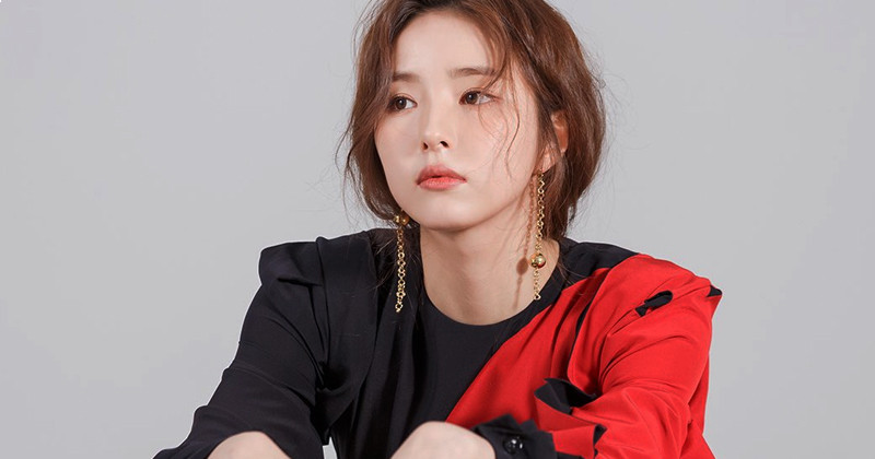 Shin Se Kyung draws attention by scent of seductive autumn woman