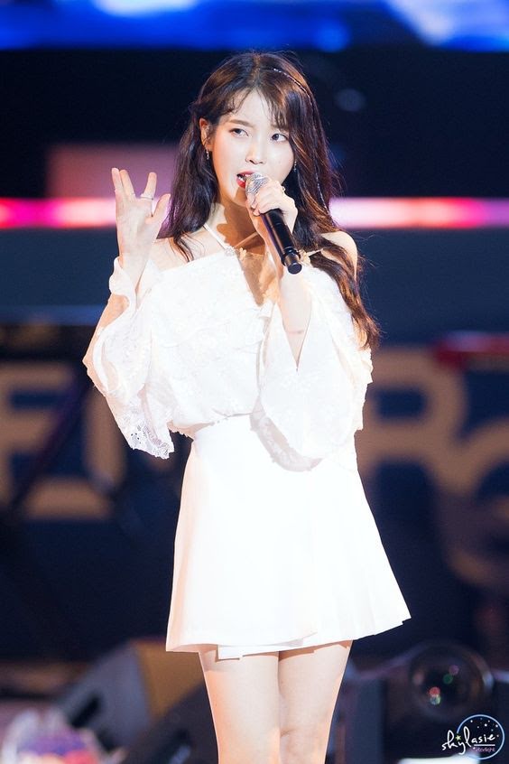 Top Moment IU Beautiful In Off-Shouldered Outfits | starbiz.net