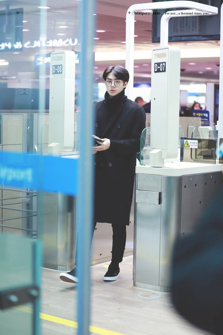 10-unforgettable-airport-outfits-that-prove-sehun-is-the-king-of-style-1