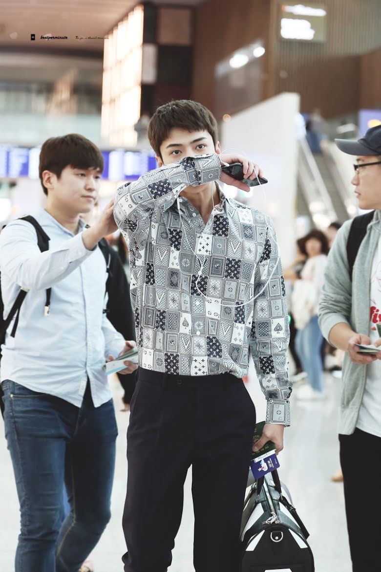 10-unforgettable-airport-outfits-that-prove-sehun-is-the-king-of-style-11