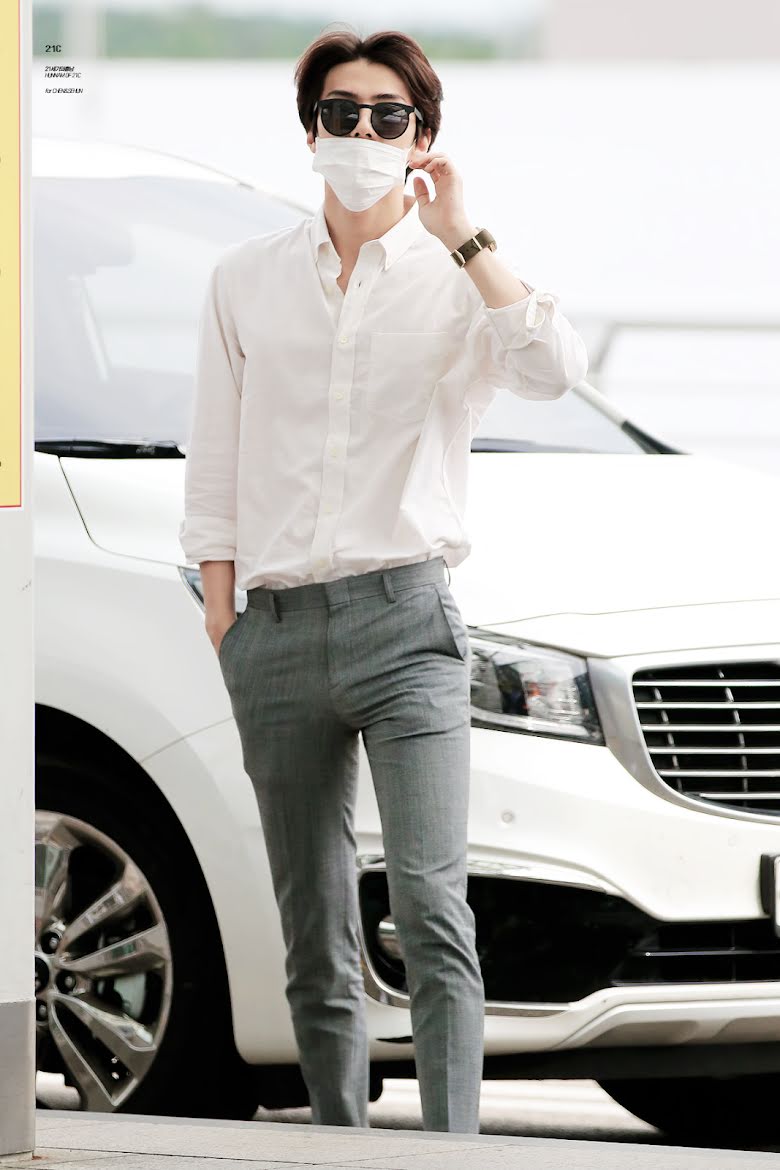 10-unforgettable-airport-outfits-that-prove-sehun-is-the-king-of-style-18