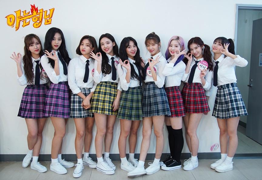 6-Different-Uniform-Styles-of-Girl-Groups-On-Knowing-Bros-7
