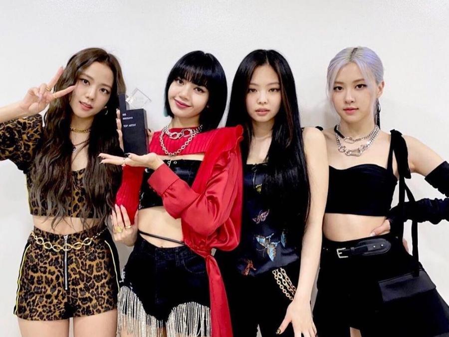BLACKPINK-To-Received-Youtube-Custom-Play-Button-Million-Subs-3