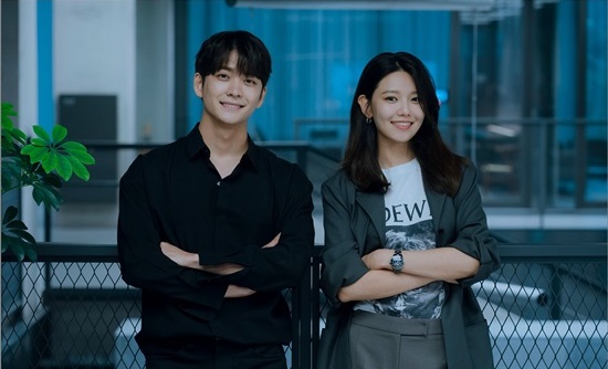 drama-run-on-releases-photos-of-im-si-wan-shin-se-kyung-and-more-at-first-script-reading-session-2