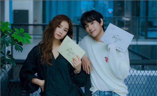 drama-run-on-releases-photos-of-im-si-wan-shin-se-kyung-and-more-at-first-script-reading-session-3