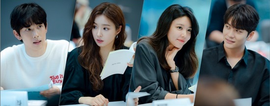 drama-run-on-releases-photos-of-im-si-wan-shin-se-kyung-and-more-at-first-script-reading-session-5