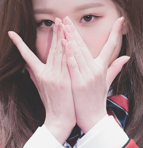 female-idols-with-big-hands-and-male-idols-with-small-hands-a-thread-04