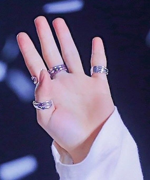 female-idols-with-big-hands-and-male-idols-with-small-hands-a-thread-11