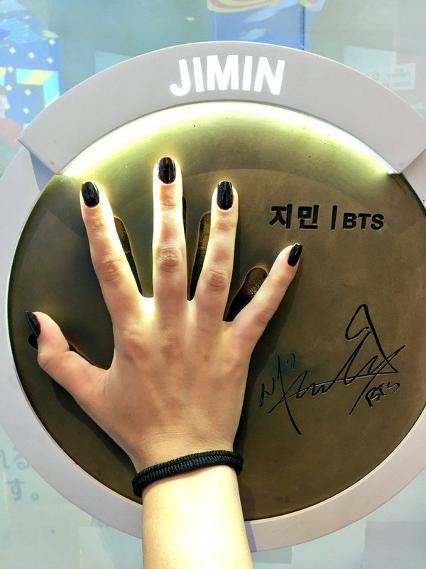 female-idols-with-big-hands-and-male-idols-with-small-hands-a-thread-12