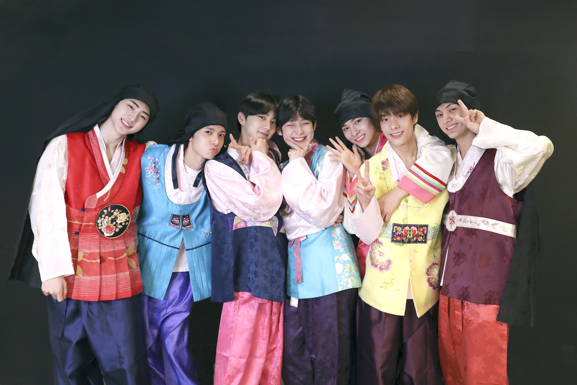 happy-chuseok-a-photo-collection-of-k-pop-idols-celebrating-korean-big-holiday-4