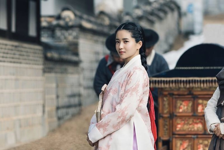 Top 10 Female Korean Stars Who Look Perfect in A Hanbok Ranked by K-Netizens