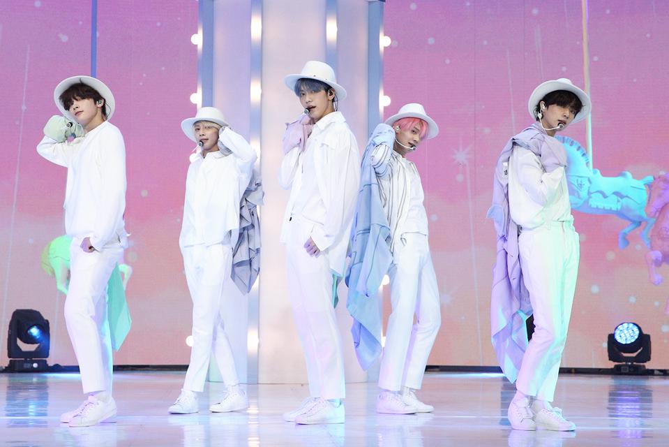 txt-records-first-week-sales-of-over-300000-copies-for-minisode1-blue-hour-2