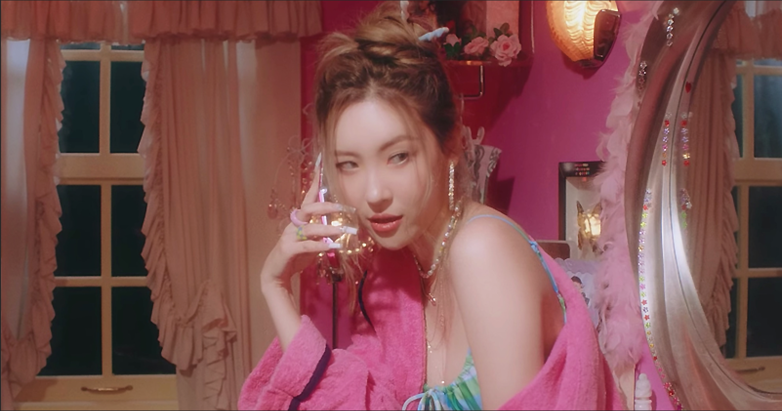 Sunmi's 'YOU CAN'T SIT WITH US'Tops Music Charts, Ranks No. 1 on iTunes