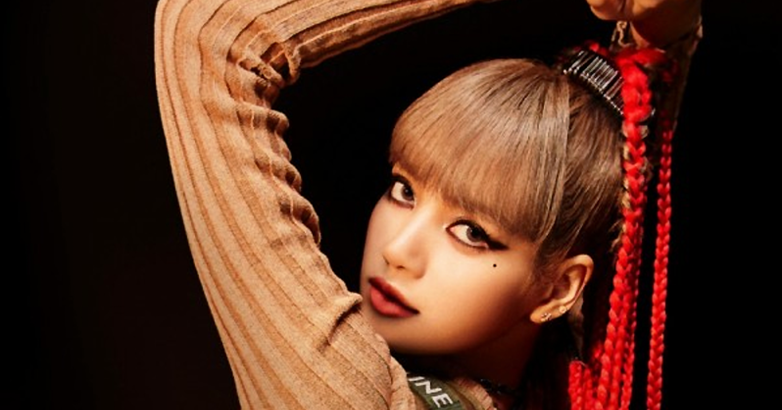 BLACKPINK Lisa Becomes 1st Idol Ever to Hit 60 Million Followers on Instagram
