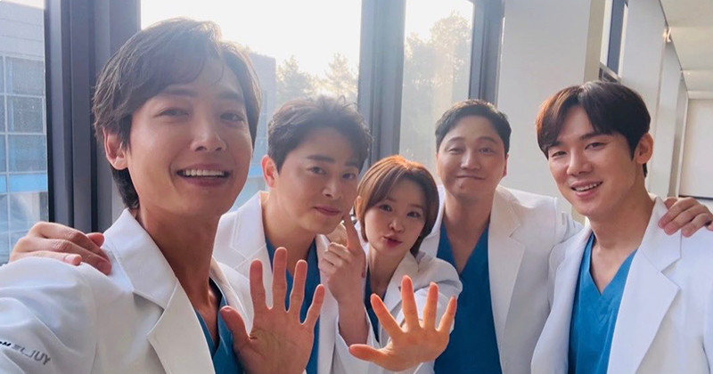 Jung Kyung Ho Hints Fans With A Possible Season 3 Of 'Hospital Playlist'