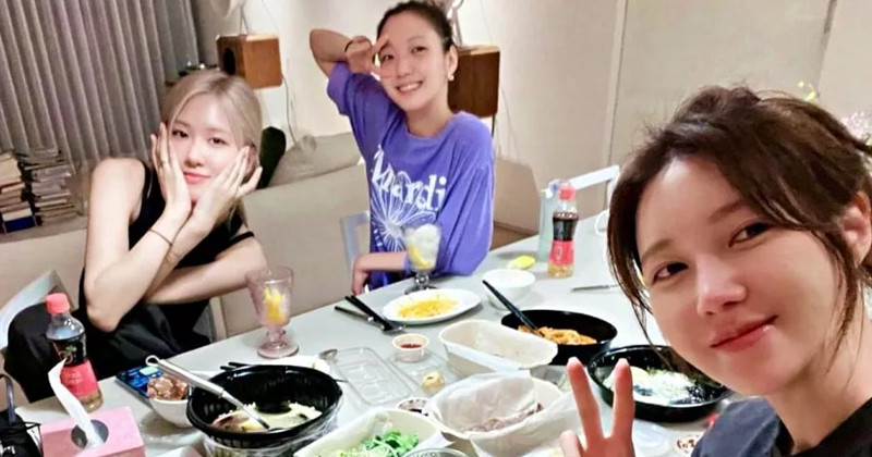 BLACKPINK Rosé, Kim Go Eun And Lee Ji Ah Prove Their Friendship In Adorable Photo