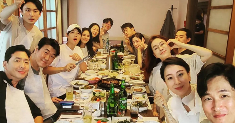 Song Joong Ki Treats Cast Of 'Reborn Rich' To Barbecue