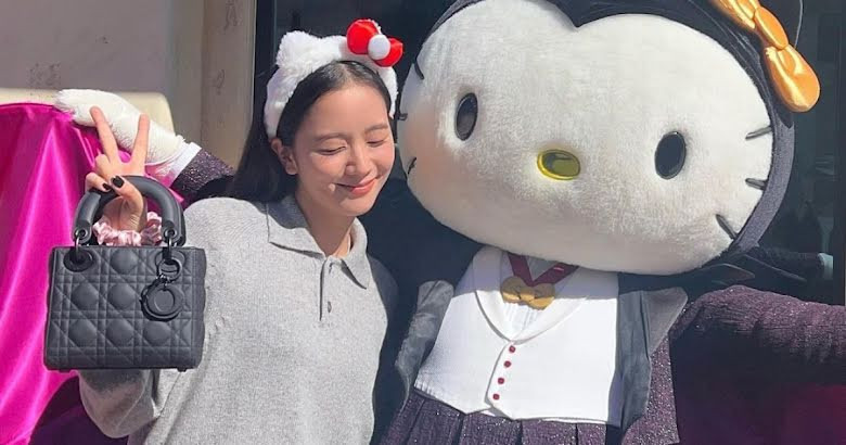 BLACKPINK’s Jisoo Takes Fans Along Her Trip To Universal Studios And Meets Her Idol, Hello Kitty