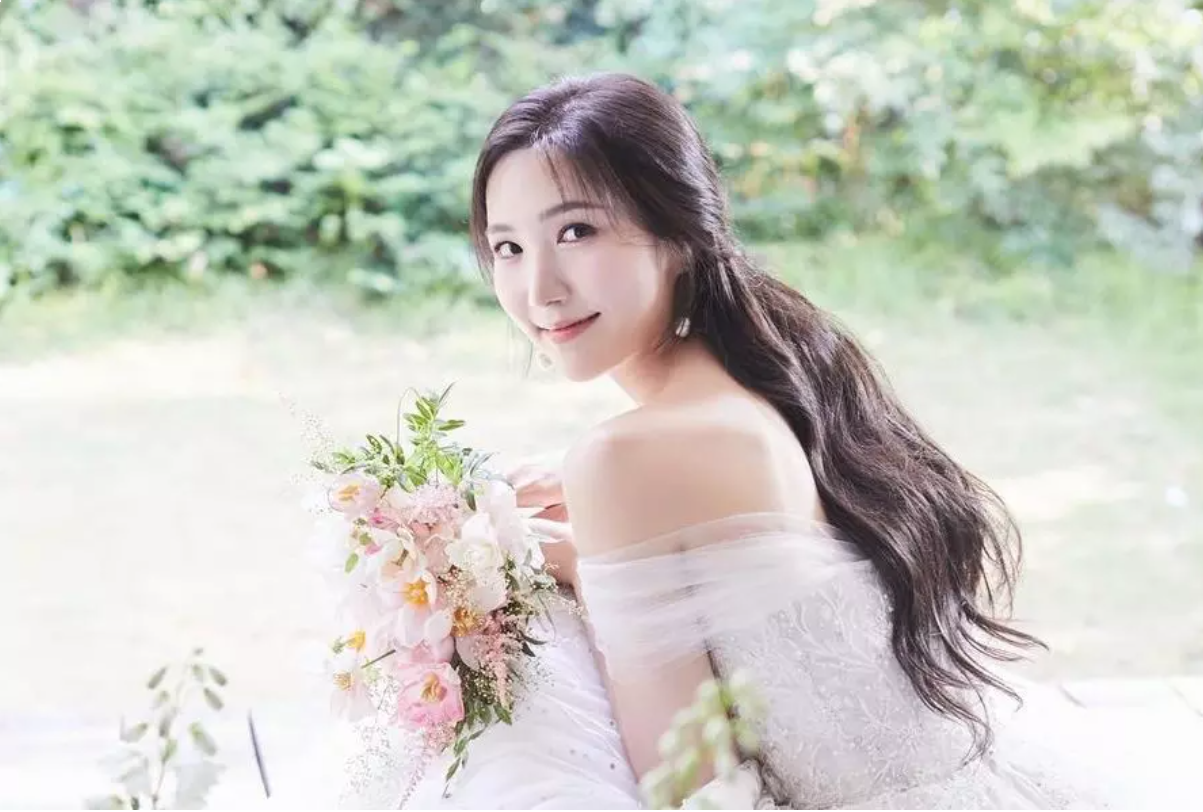 Former Apink Member Hong Yoo Kyung Announces Marriage With Beautiful Photos