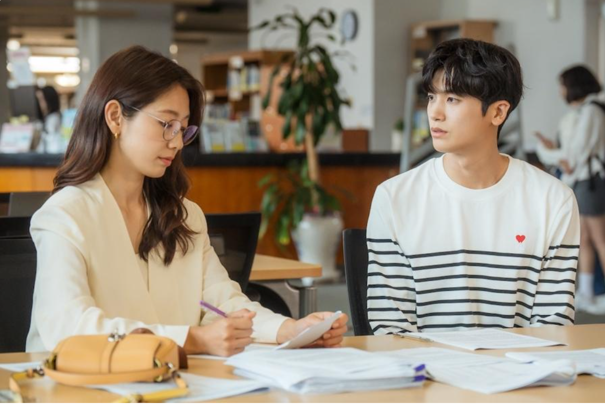 Park Hyung Sik Only Has Eyes For Park Shin Hye On Their Date In “Doctor Slump”