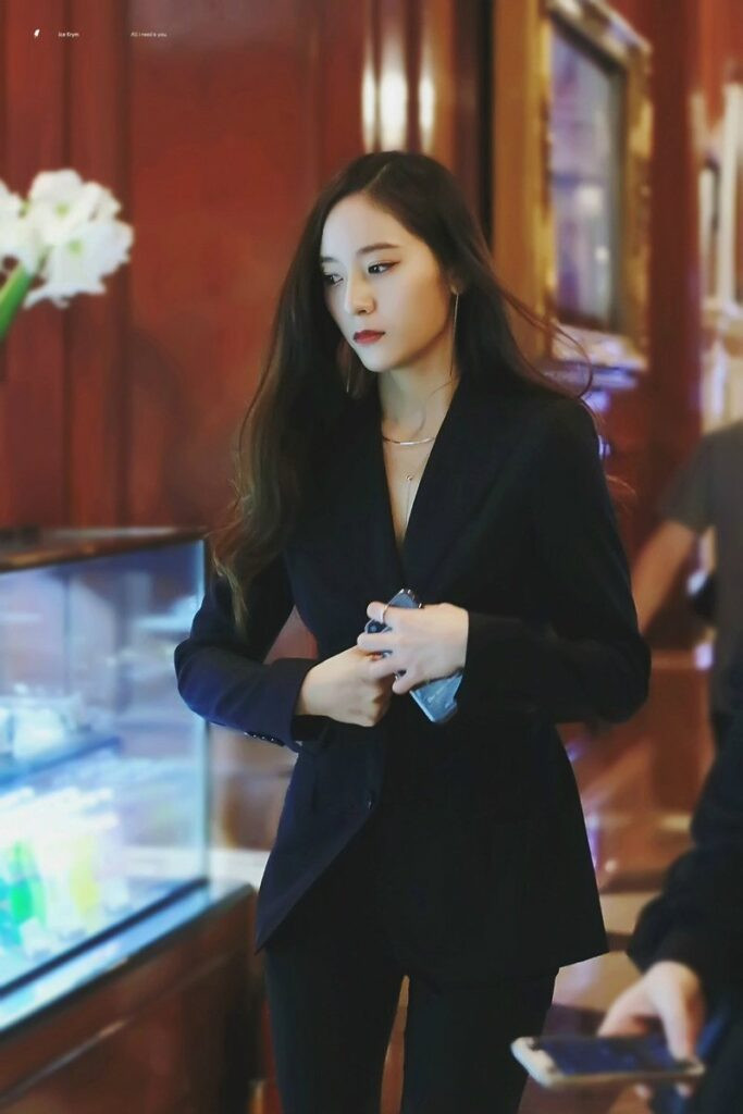 9-Female-Idols-Who-Looks-Attractive-and-Gorgeous-in-Suit-3