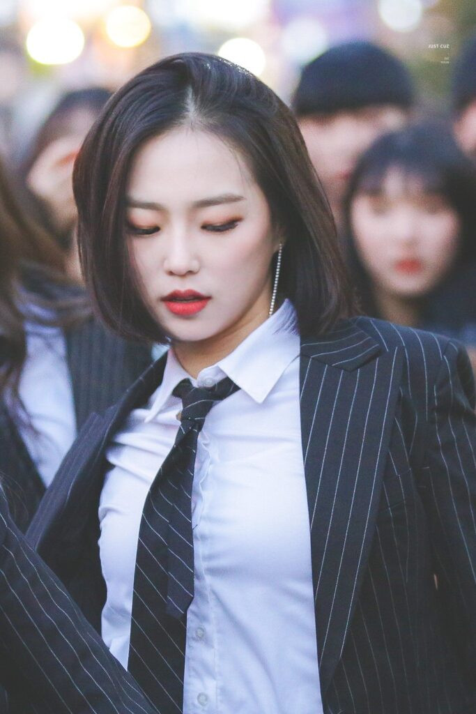 9-Female-Idols-Who-Looks-Attractive-and-Gorgeous-in-Suit-9