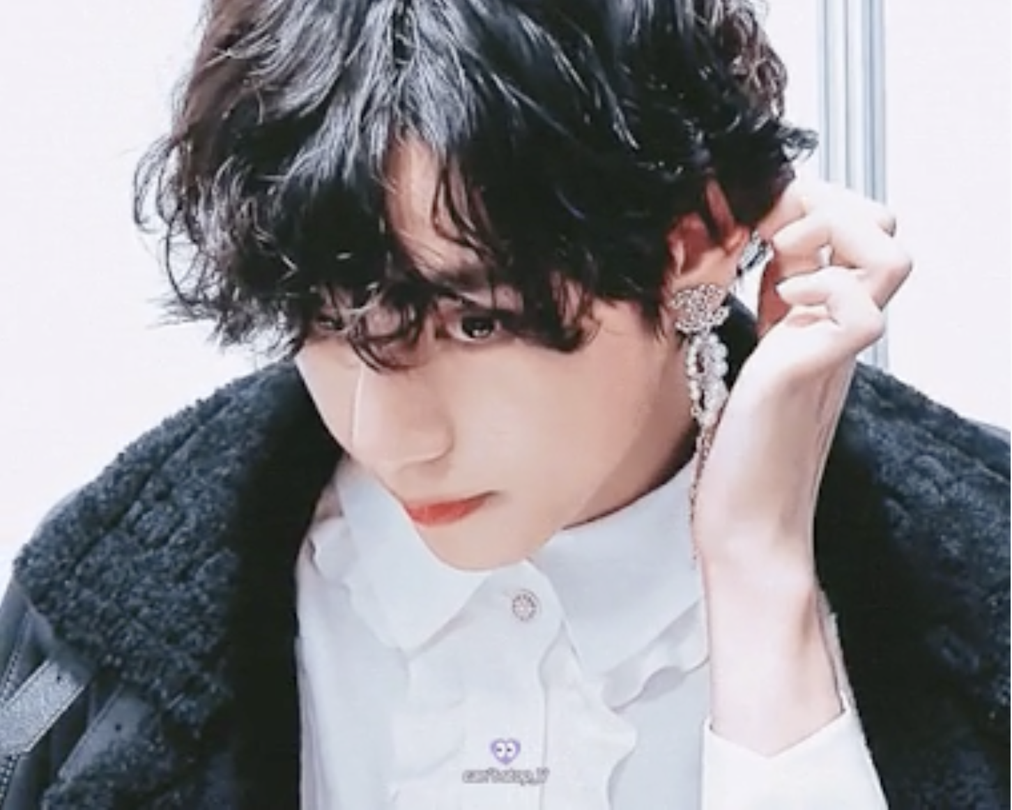 10+ Times BTS's V Was The King Of Pearl Accessories - Koreaboo