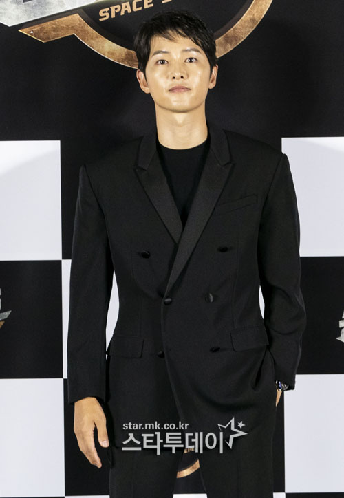 song-joong-ki-confirmed-to-be-main-host-of-2020-mnet-asian-music-awards