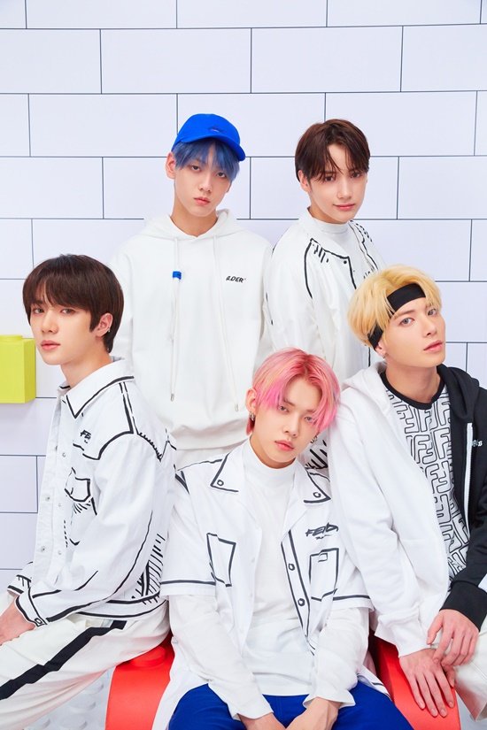 txt-replaces-chung-ha-and-jeong-se-woon-as-new-djs-for-ebs-radio-project-listen