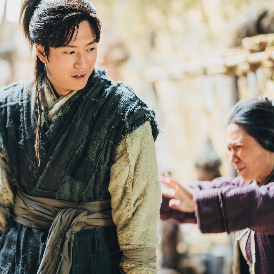 kbs-reveals-new-scenes-of-na-in-woo-as-ondal-in-upcoming-river-where-the-moon-rises-episode