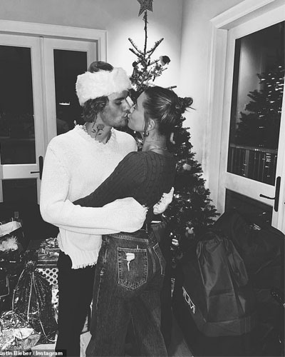 The-Biebers-kiss-and-dance-under-Christmas-tree-1