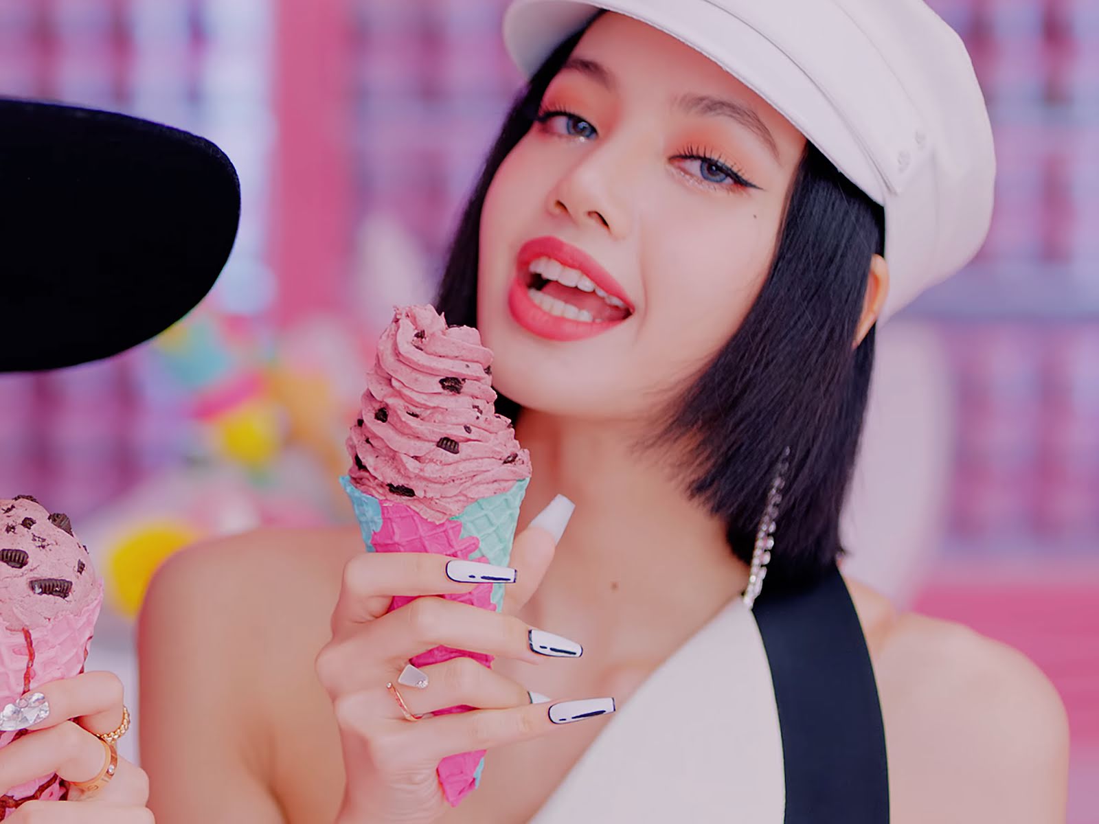 The-10-Most-Expensive-Jewelries-Have-Been-Worn-By-BLACKPINK-Lisa-Wore-In-Ice-Cream-4