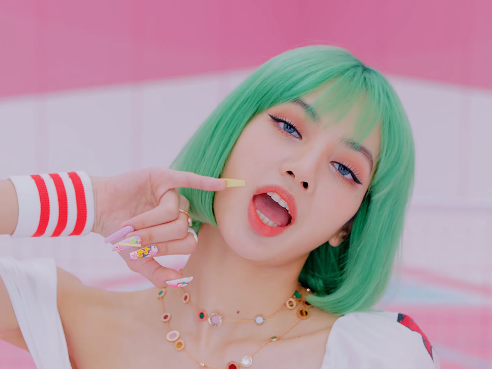 The-10-Most-Expensive-Jewelries-Have-Been-Worn-By-BLACKPINK-Lisa-Wore-In-Ice-Cream-7