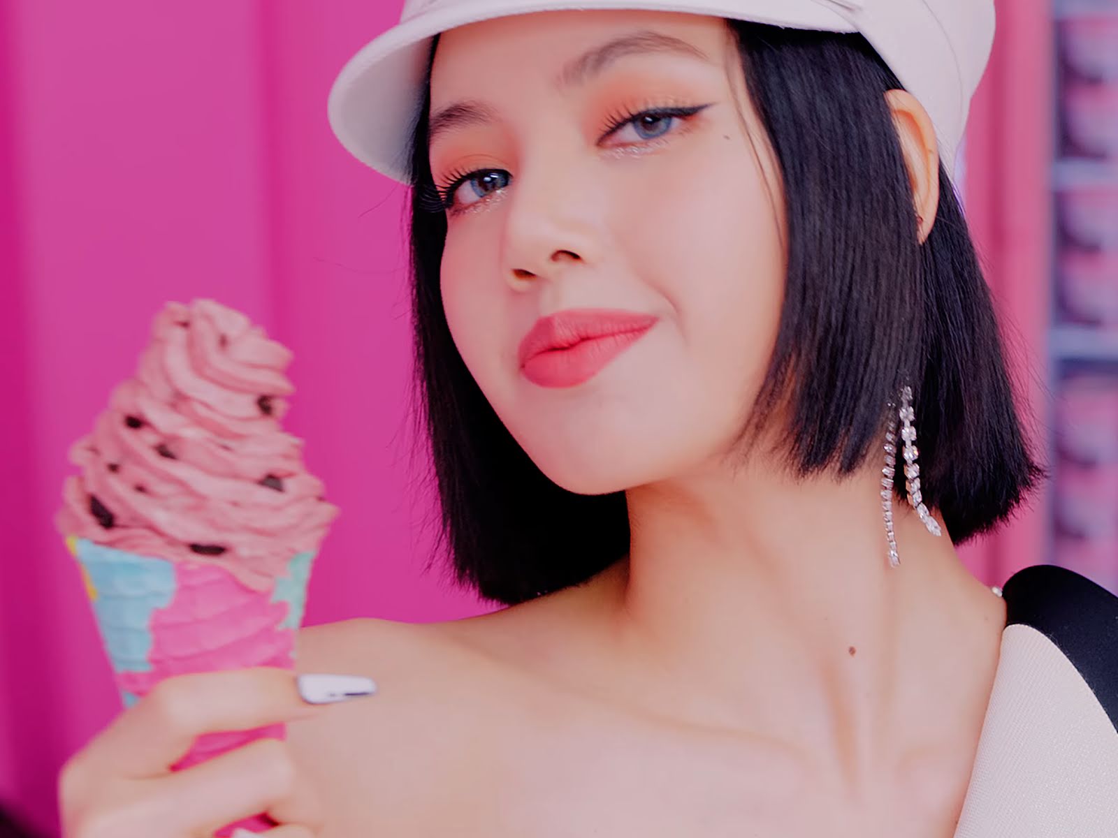 The-10-Most-Expensive-Jewelries-Have-Been-Worn-By-BLACKPINK-Lisa-Wore-In-Ice-Cream-2